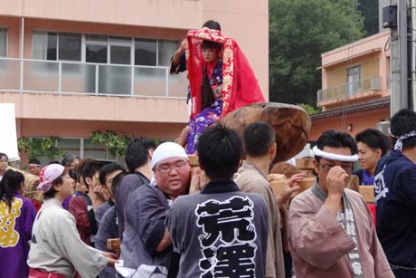 昨年より1,500人多い23,000人の人出だった「しただふるさと祭り～雨生の大蛇祭」の雨生の大蛇の行進行列