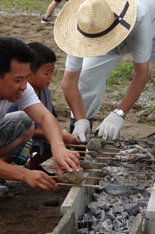 捕ったニジマスを塩焼きに