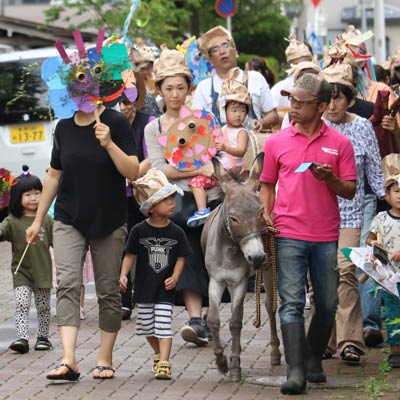 三条おやこ劇場の「ロバロバフェスティバル in 三条」で本物のロバが先導して「街なかこども音楽隊パレード」