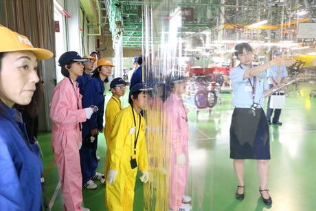 仕事体験の前に工場内を見学