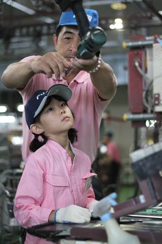  フジイコーポレーションの仕事体験研修「ぅわ～きっず」で仕事を体験した小学生親子