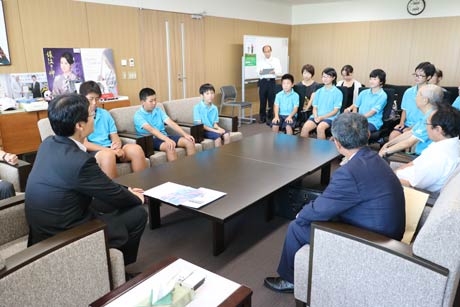  鈴木力市長を表敬した全国ジュニアゲートボール大会でベスト8の燕市・吉田北ジュニア