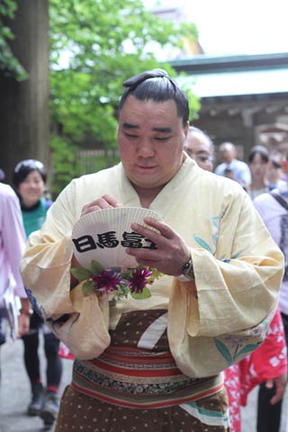  うちわにサインする日馬富士