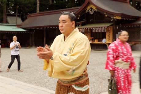 拝殿に向かって参拝する日馬富士