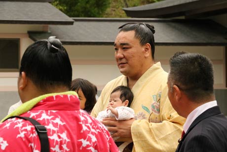 ファンの赤ちゃんを抱く日馬富士