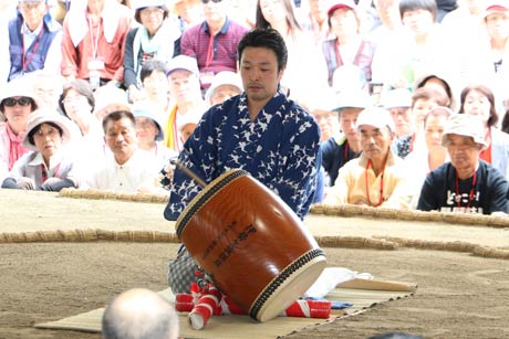 やぐら太鼓の打ち分けの実演