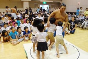 三条市内の園児と交流する伊勢ヶ浜部屋の力士