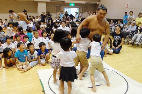 三条市内の園児と交流する伊勢ヶ浜部屋の力士