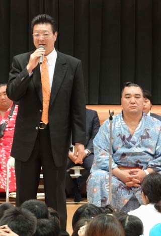 あいさつする伊勢ヶ浜親方、隣りは日馬富士