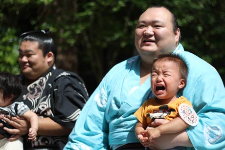 赤ちゃん横綱コンテストで大泣きする赤ちゃん
