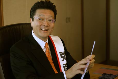 一日村長に就任した伊勢ヶ浜親方