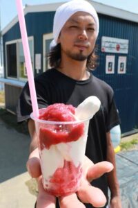 「いわむろや夏祭り」で農事組合法人麓二区生産組合が販売する新潟ブランドいちご「越後姫」を使った新作「越後姫ソフトクリーム」