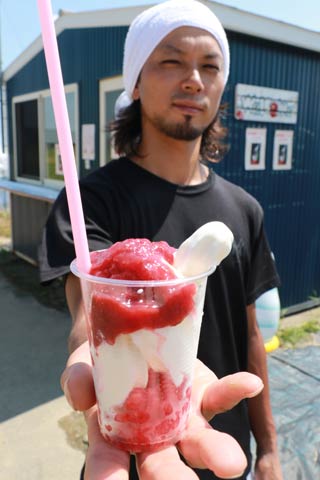 「いわむろや夏祭り」で農事組合法人麓二区生産組合が販売する新潟ブランドいちご「越後姫」を使った新作「越後姫ソフトクリーム」