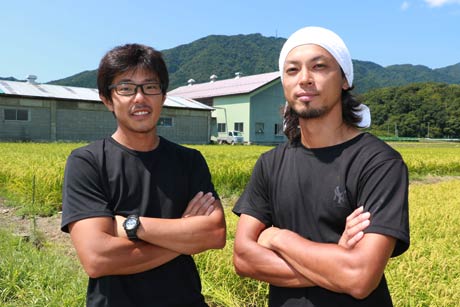 新作「越後姫ソフトクリーム」を開発した新人の樋口さん(左)と勝山さん