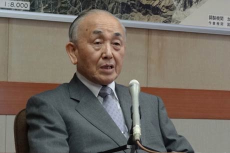 記者会見する小池加茂市長