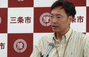 記者会見する国定三条市長