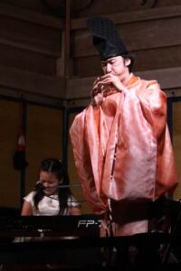 弥彦神社舞殿で東儀秀樹さんと佐藤ひらりさんが奉納演奏、来場した千人を幽玄にいざなう