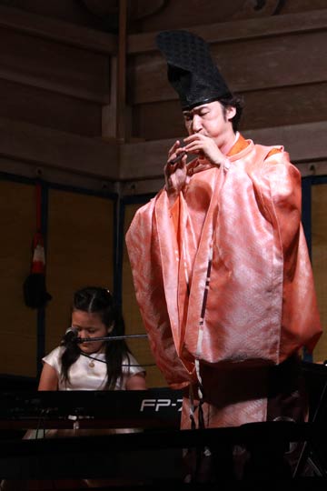 弥彦神社舞殿で行われた雅楽師東儀秀樹さんと三条市のシンガーソングライター佐藤ひらりさんによる奉納演奏