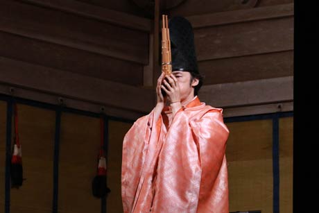 笙を奏でる東儀秀樹さん