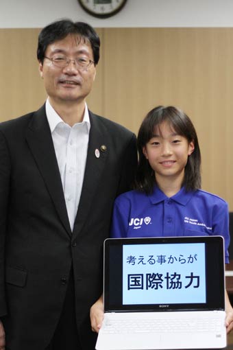 「JCI JAPAN 少年少女国連大使」としてニューヨークを訪問した平原桜子さんが鈴木力燕市長に帰国報告