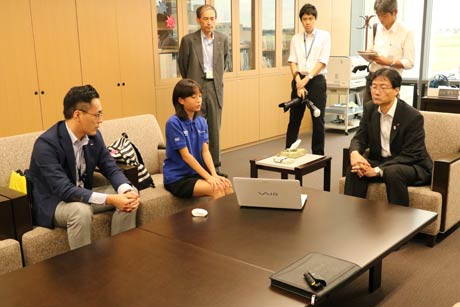 プレゼンテーションを聞く鈴木市長