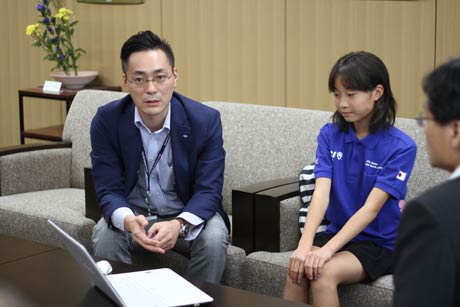  左は平原さんの父、邦慶さん