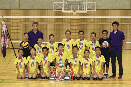 第35回全日本バレーボール小学生大会の男子で県勢初の優勝飾った中之口ジュニアバレーボールクラブ