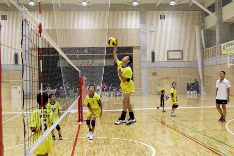 中之口中学校体育館での練習のようす