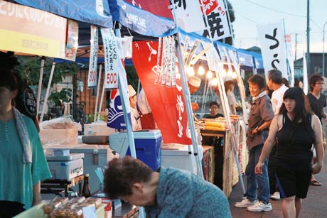 ツバメルシェの出店でにぎやかに