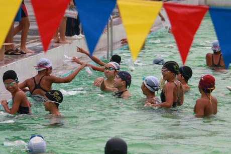  第10回燕市民水泳大会で初めて行われたパン取り競泳