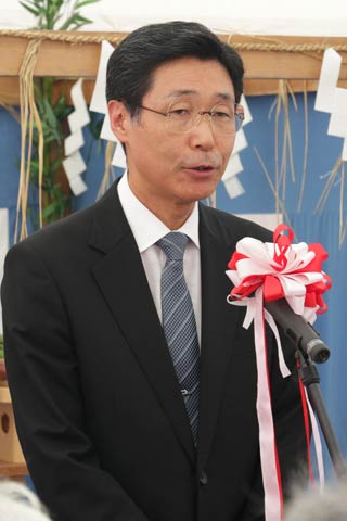 あいさつする済生会三条病院の郷院長