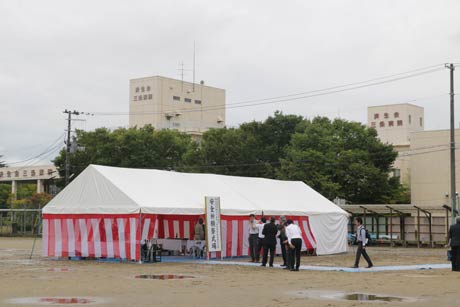 紅白幕をめぐらせたテントで祈願祭、その奥に済生会三条病院