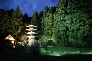 第11回越後くがみ山酒呑童子行列に向けて道の駅国上裏手の酒呑童子神社のライトアップ始まる