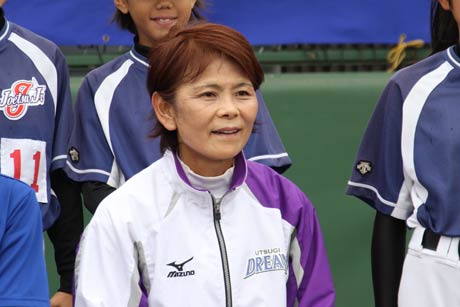 昨年11月に燕市で開かれたソフトボール教室の講師を務めた宇津木さん