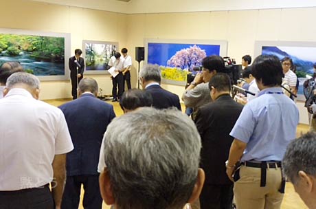 内覧会で天野さんに黙とうをささげる