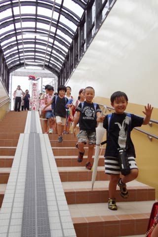 真新しい地下道を歩いてご機嫌の児童