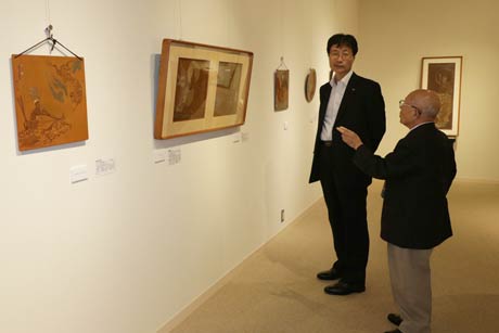  燕市産業史料館で開かれている「小柳柳山　彫金展」