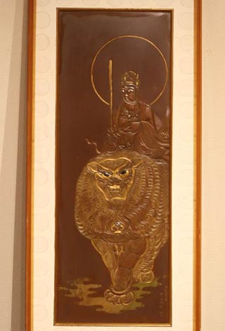 宝石や多彩な金属を配した1978年制作の彫金額「文殊菩薩」