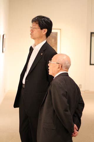 鈴木市長に作品を解説する小柳さん