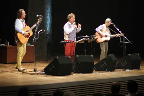 燕市文化会館を満員にした「海援隊トーク＆ライブ」