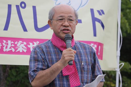 パレード前に三燕みどりの森公園で行った衆会で話をする新潟県弁護士会憲法改正問題対策特別委員会副委員長の高野義雄弁護士の高野義雄弁護士