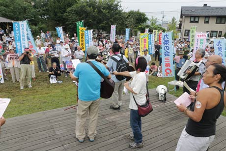 出発前に「戦争を知らない子供たち」を合唱