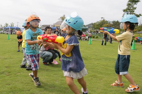 5日、燕市交通公園で開かれた「ツバメルシェ」で大人気だった水鉄砲大会