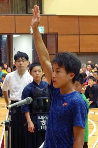  三条テニス協会の原山周さんが選手宣誓