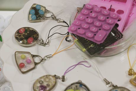 長岡技術科学大学・Kawaii理科プロジェクトの「分解アクセサリー」