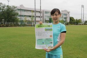 トレイルランニングの入り口にと芝生のグラウンドを使ってランニング教室