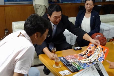 プレシーズンゲームの概要を国定市長に紹介