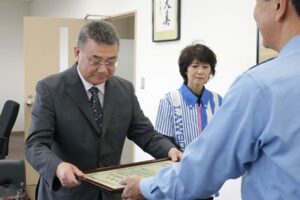斉藤署長から感謝状を受けるローソン燕杣木店の長岡オーナーと店員の竹田さん