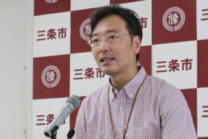 記者会見する国定市長