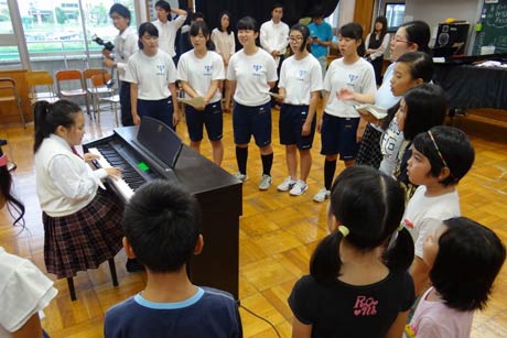 「未来へつなぐプロジェクト～音楽のちから～響和～harmony～コンサート」に向けて第二中で練習する佐藤ひらりさんと第二中、一ノ木戸小の児童生徒